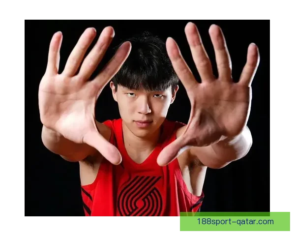 杨瀚森赛后与裁判工作人员握手并收回混音队比赛用球展现社交魅力